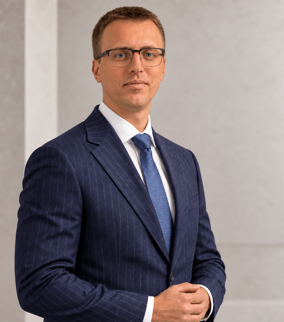 Сергей Сергиенко, личный менеджер Forami Private, повёрнутый в сторону формы заявки